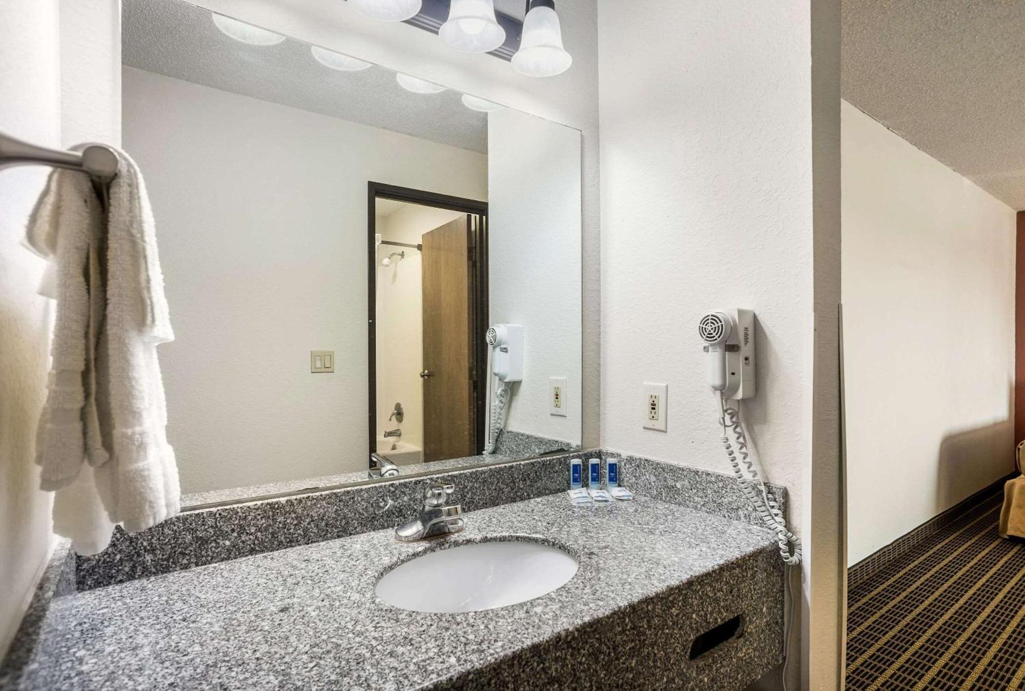 Rodeway Inn Cedar Rapids Εξωτερικό φωτογραφία